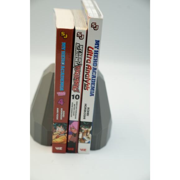 My Hero Academia Manga Lot of 3 Vol 4 + Vigilantes 10 + Ultra Analysis VIZ - Picture 1 of 8